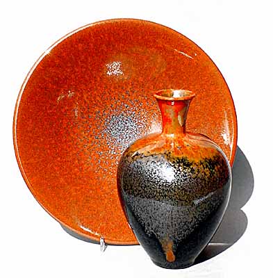 Teller: Steinzeug - Ölfleck und Eisenrot, h 5cm, d 28cm; Vase: Steinzeug - Temmoku, Ölfleck und Eisenrot, h 20cm, d 12cm, 1260°C oxidierend