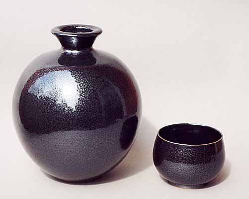 Steinzeug - Ölfleck, 1260°C oxidierend; Links: h 21cm, d 16cm, Rechts: h 7cm, d 8,5cm 